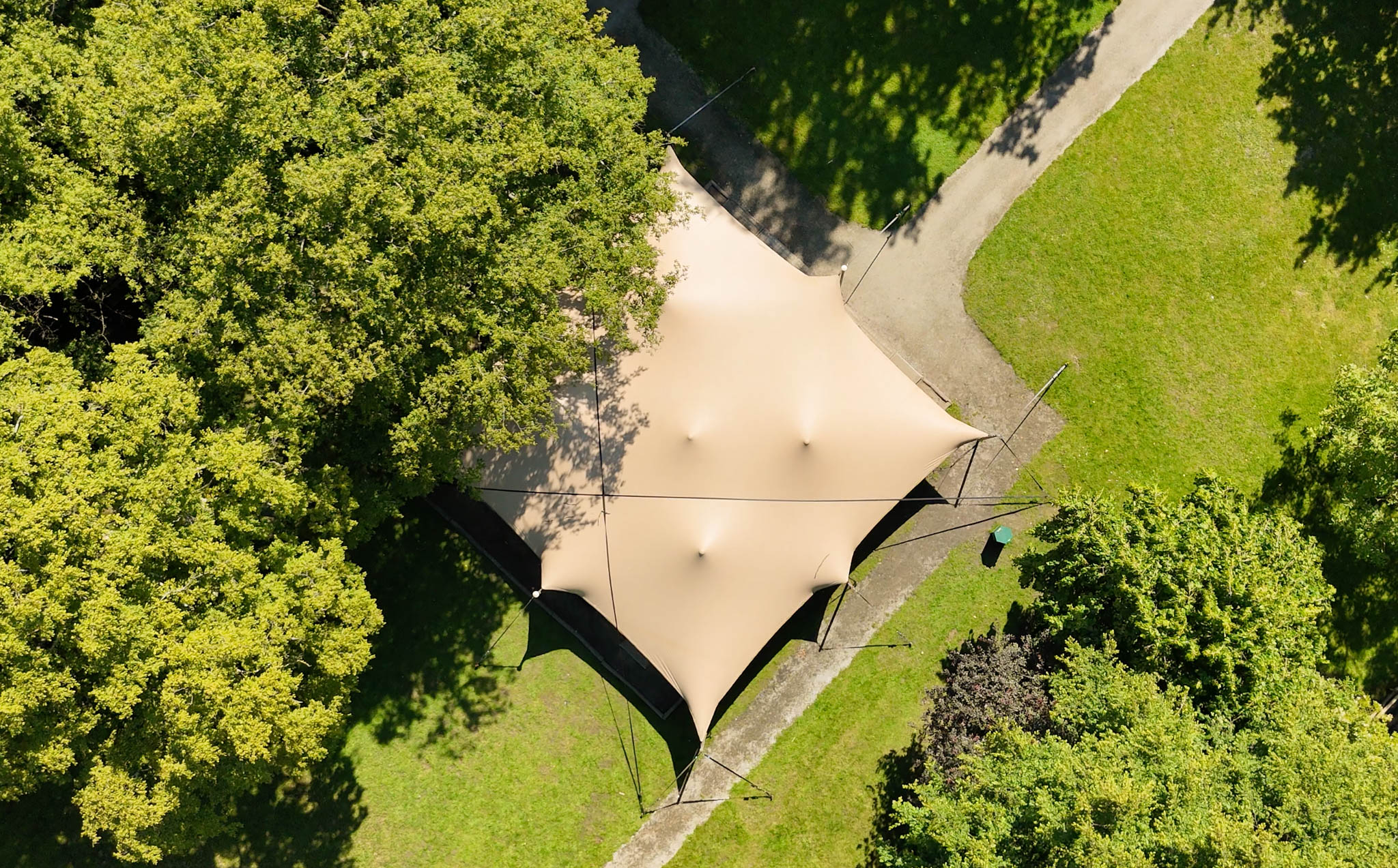 Stretchtent op maat gemaakt bij Plaswijckpark om zitgedeelte te overkappen.