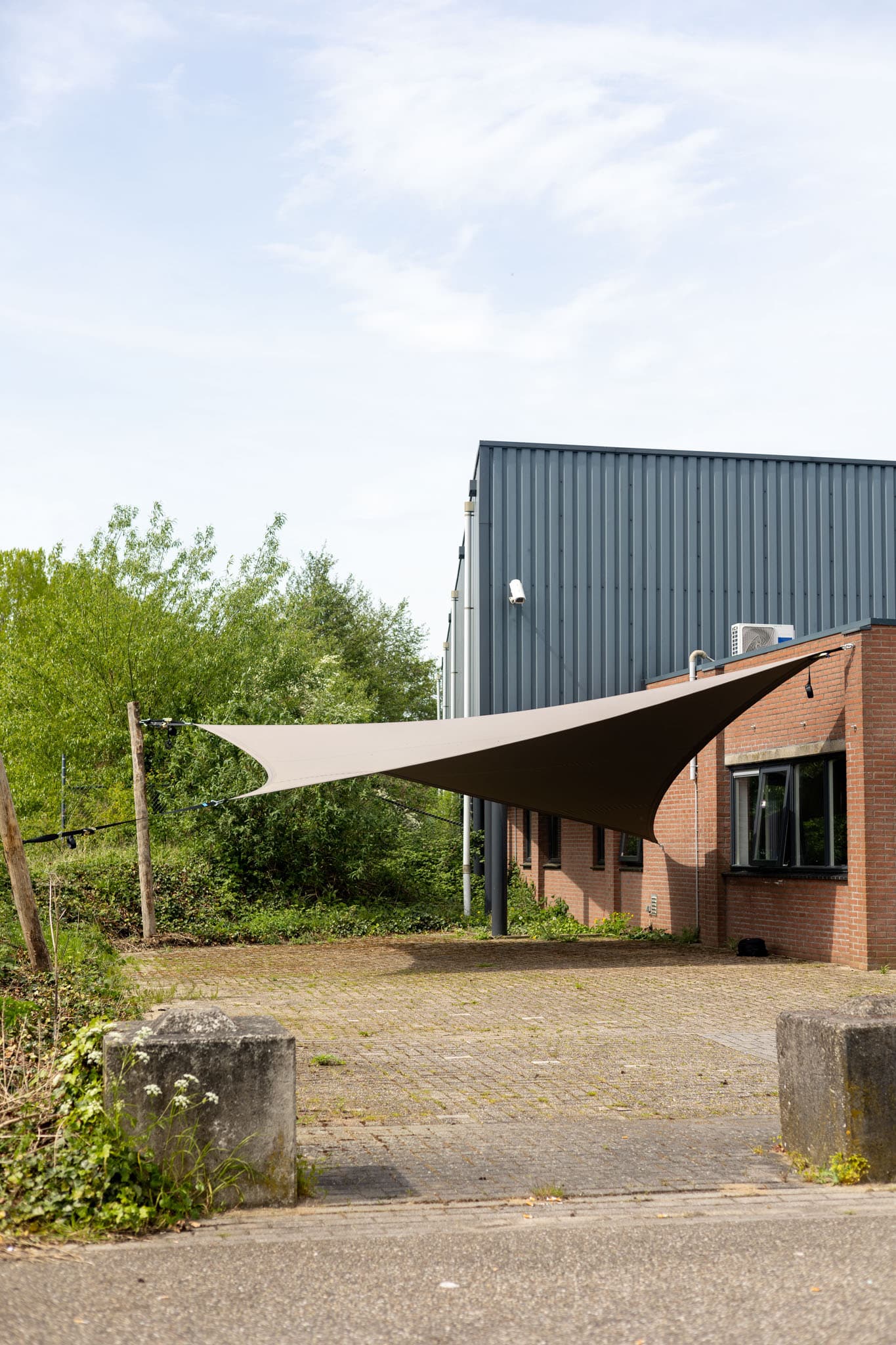 Taupe tuinoverkapping bij Eurostretch zonder middenpaal gebruikt als carpot