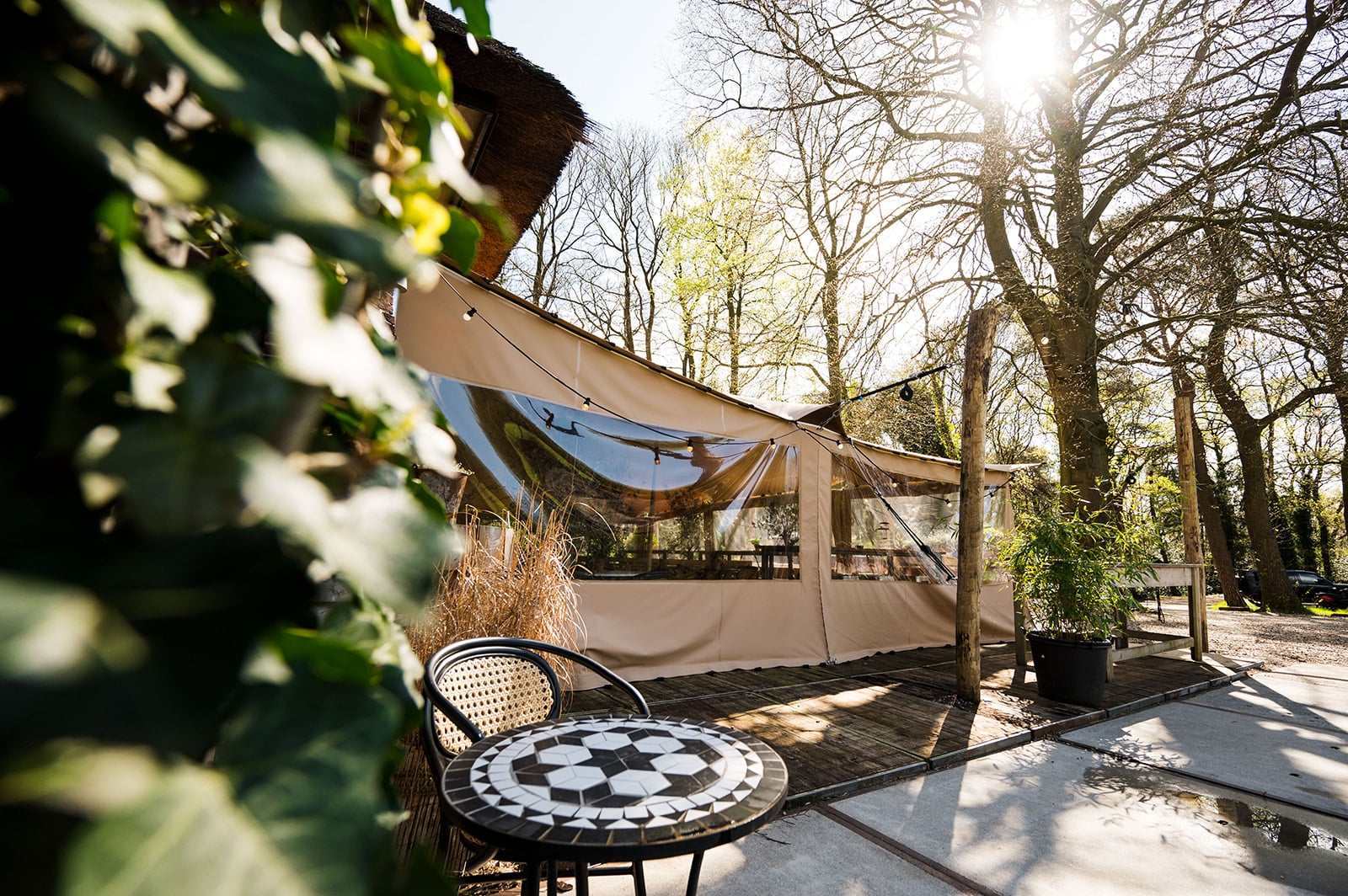 Stretchtent van Eurostretch bij Dutch Biz met standaard zijwanden om wind en water dicht te maken. Ideaal om een terras te overkappen